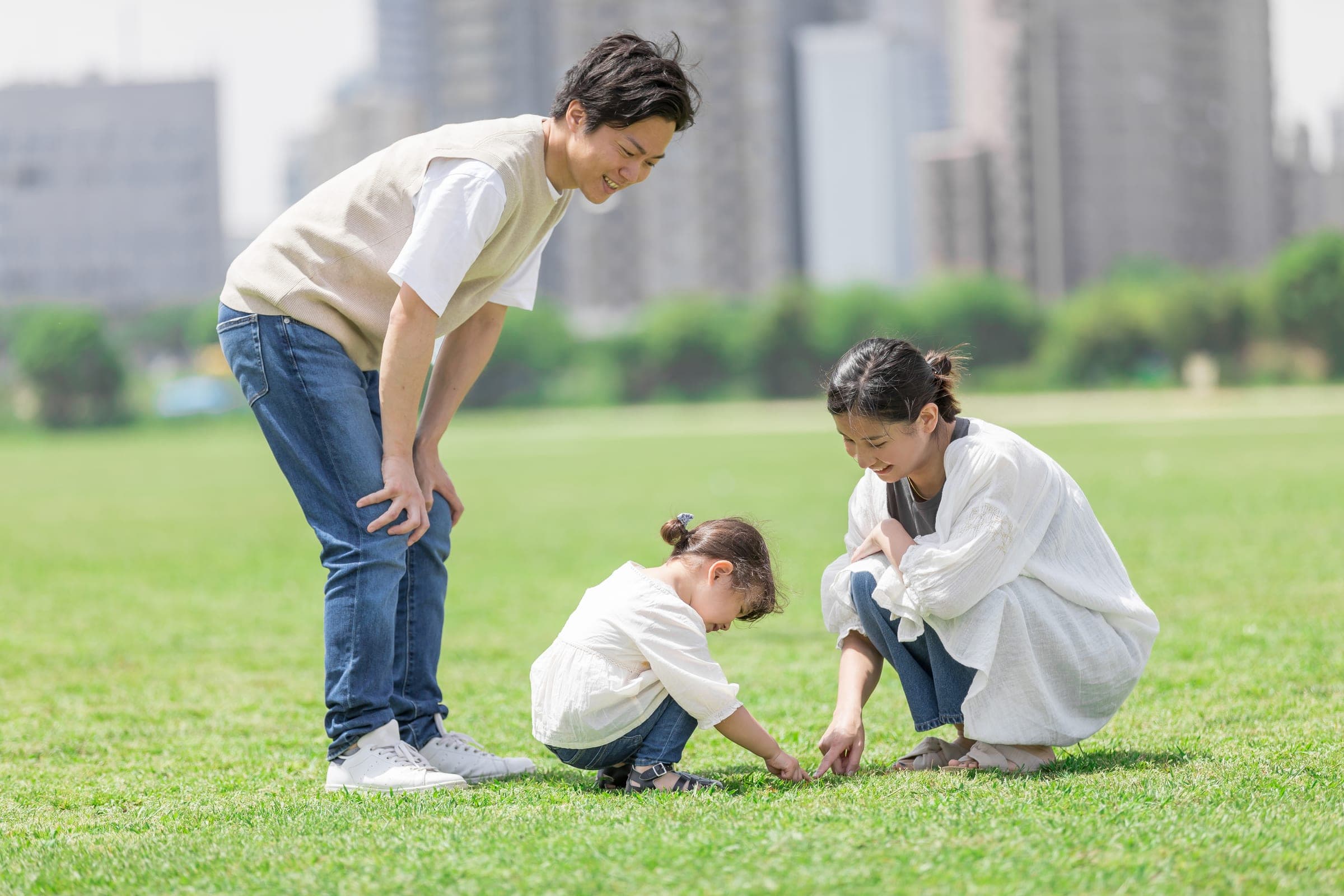 公園で遊ぶ親子